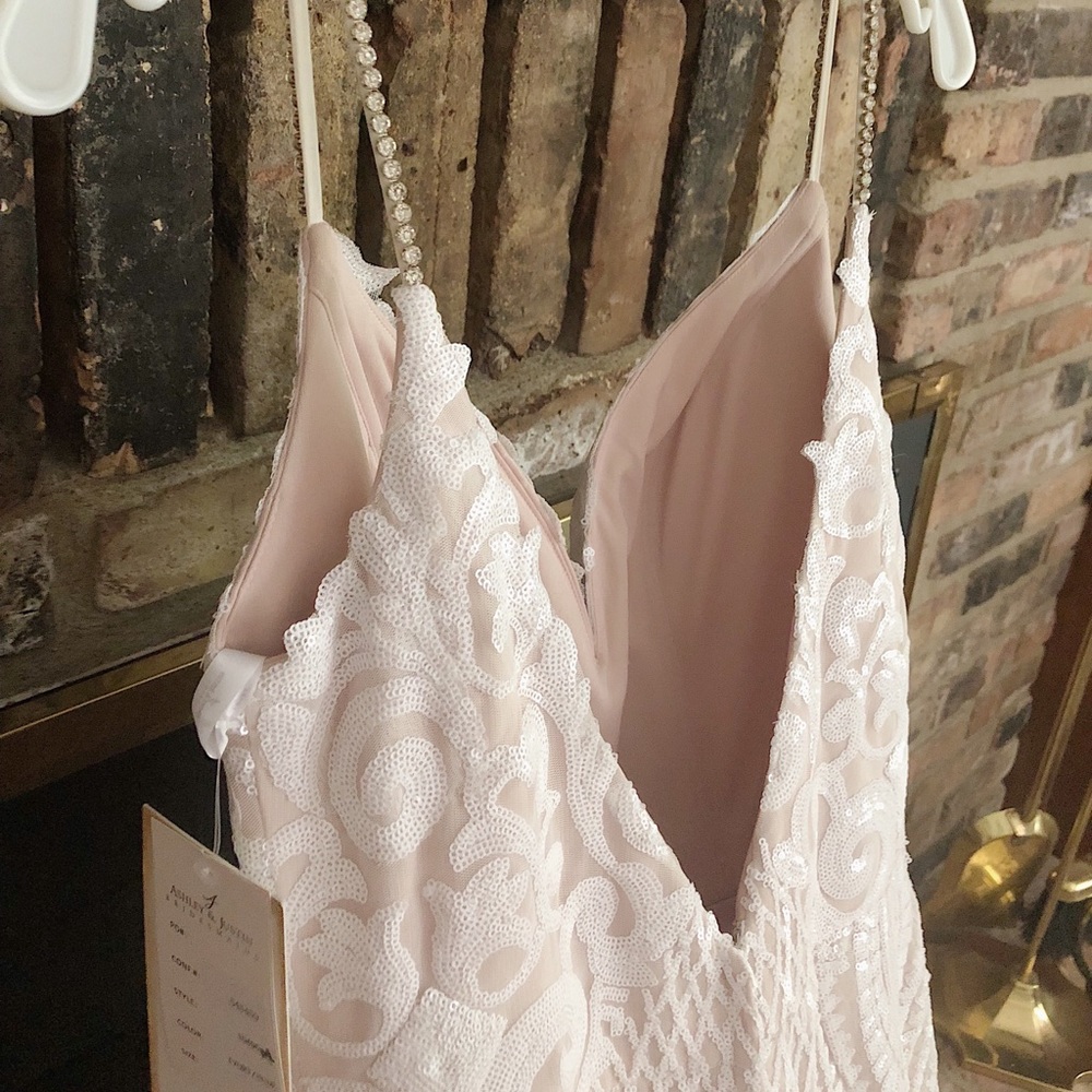 *NEVER WORN* Bridal Gown, Wedding dress - Picture 4 of 8